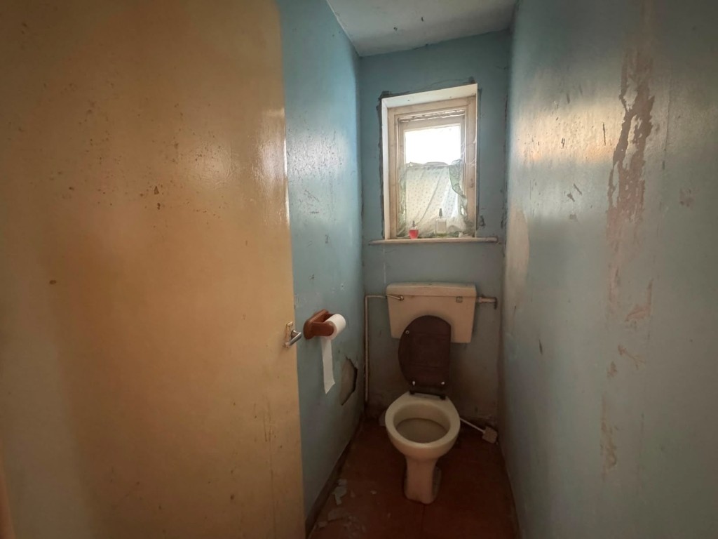Lot: 43 - ONE-BEDROOM GARDEN FLAT FOR TOTAL REFURBISHMENT - WC